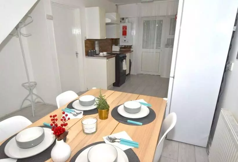 اقامتگاه Charming 5 Bed House In City Center And Car Park