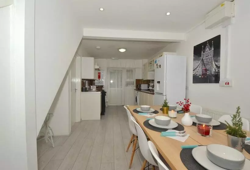 اقامتگاه Charming 5 Bed House In City Center And Car Park