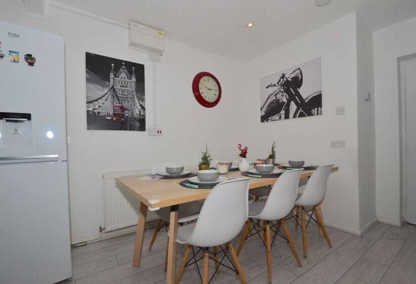 레지던스 Charming 5 Bed House In City Center And Car Park