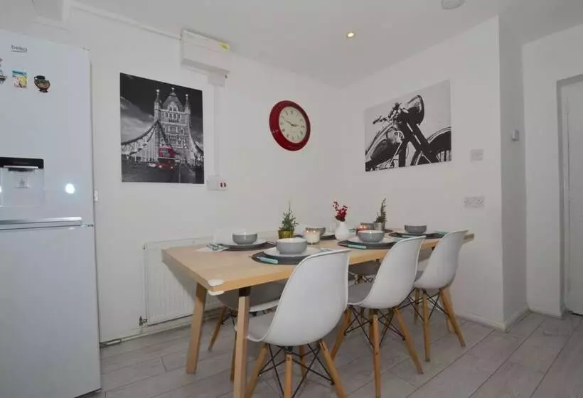 اقامتگاه Charming 5 Bed House In City Center And Car Park