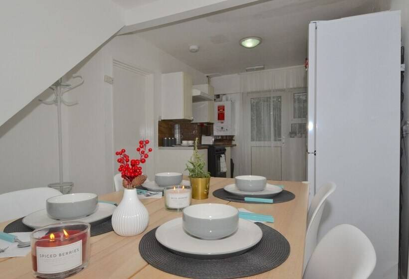 레지던스 Charming 5 Bed House In City Center And Car Park