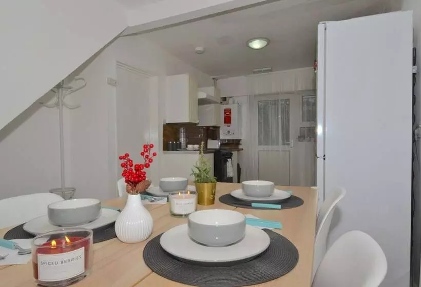 اقامتگاه Charming 5 Bed House In City Center And Car Park