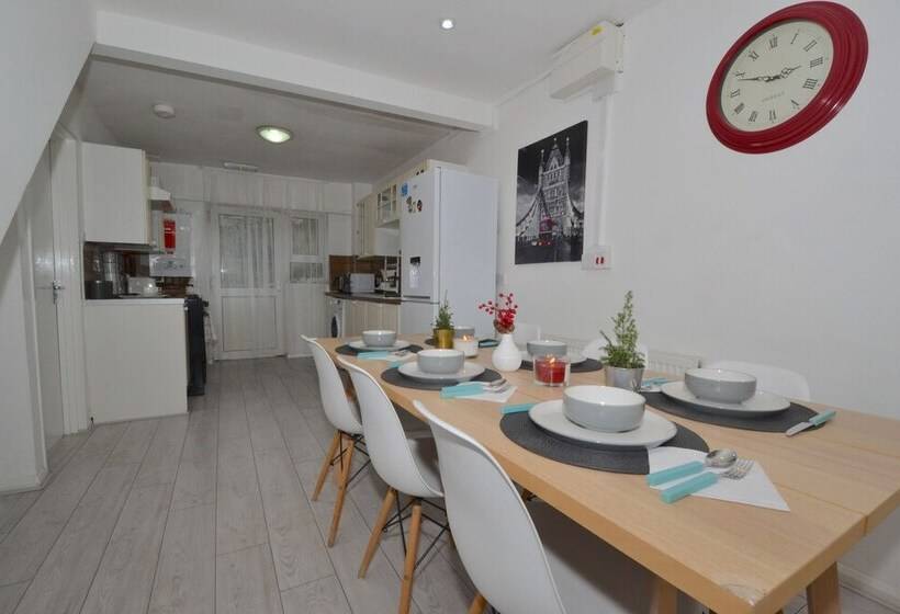 레지던스 Charming 5 Bed House In City Center And Car Park