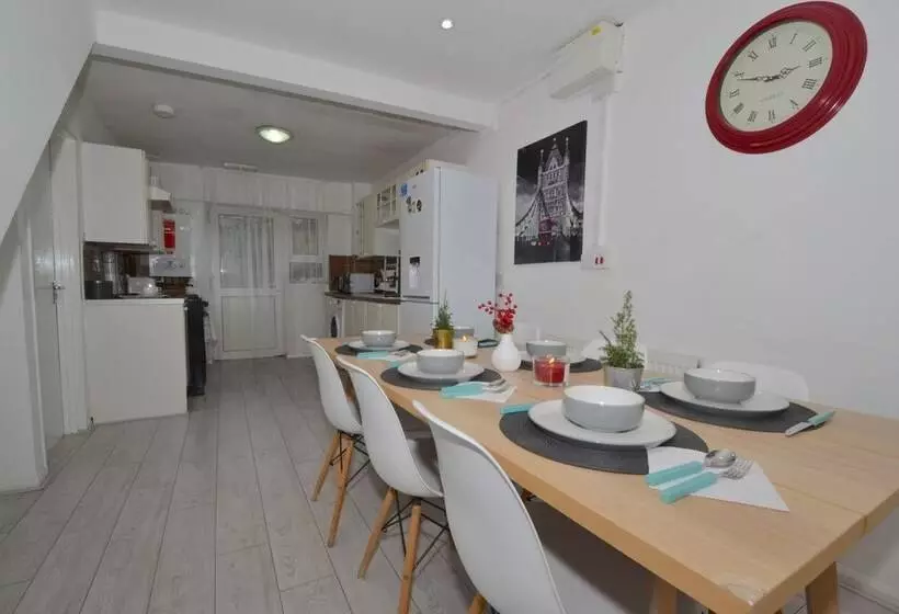اقامتگاه Charming 5 Bed House In City Center And Car Park