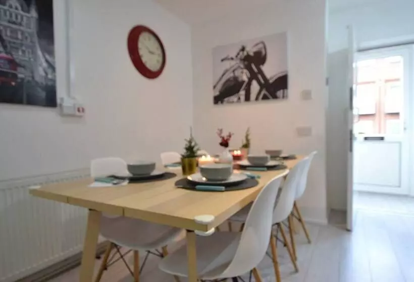 اقامتگاه Charming 5 Bed House In City Center And Car Park