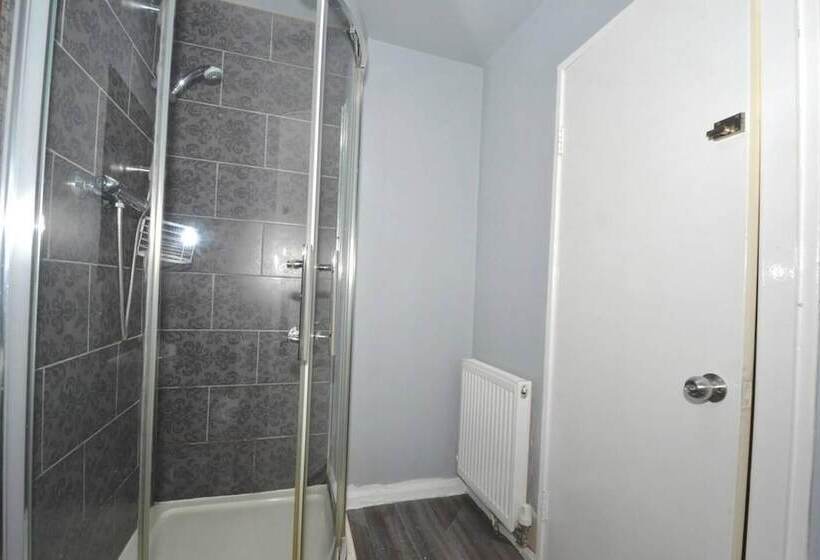 레지던스 Charming 5 Bed House In City Center And Car Park