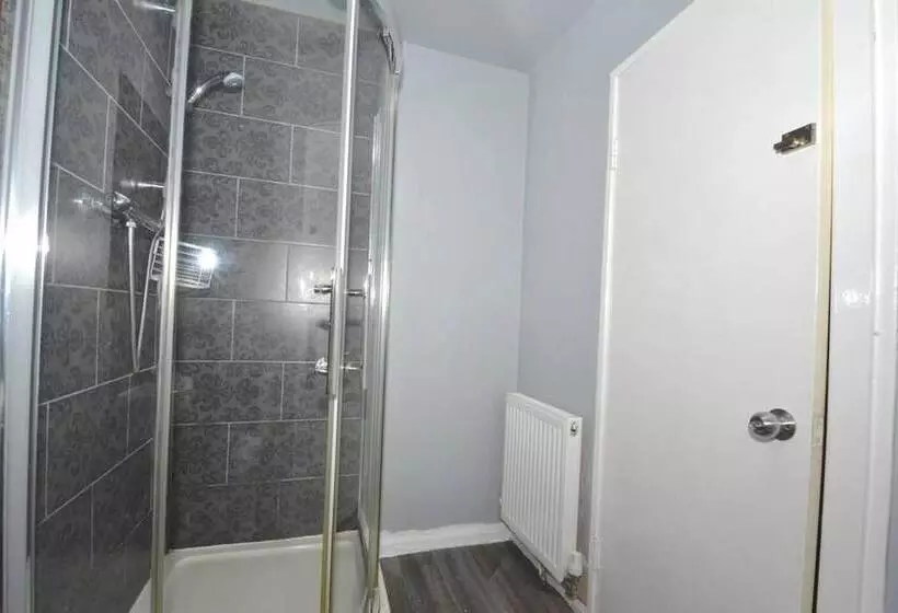 اقامتگاه Charming 5 Bed House In City Center And Car Park