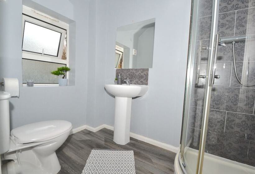 레지던스 Charming 5 Bed House In City Center And Car Park