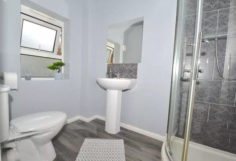 اقامتگاه Charming 5 Bed House In City Center And Car Park