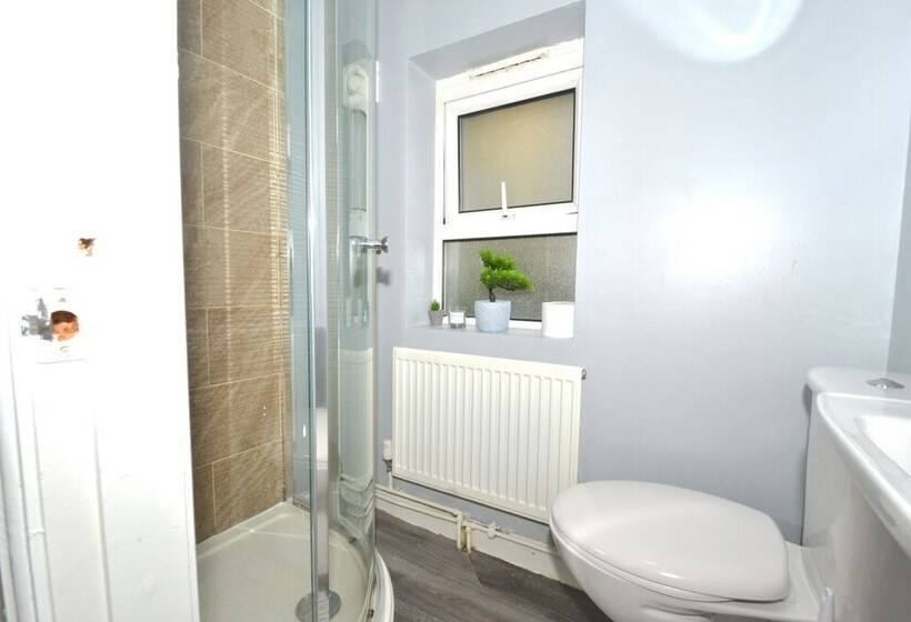 레지던스 Charming 5 Bed House In City Center And Car Park