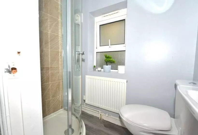 اقامتگاه Charming 5 Bed House In City Center And Car Park