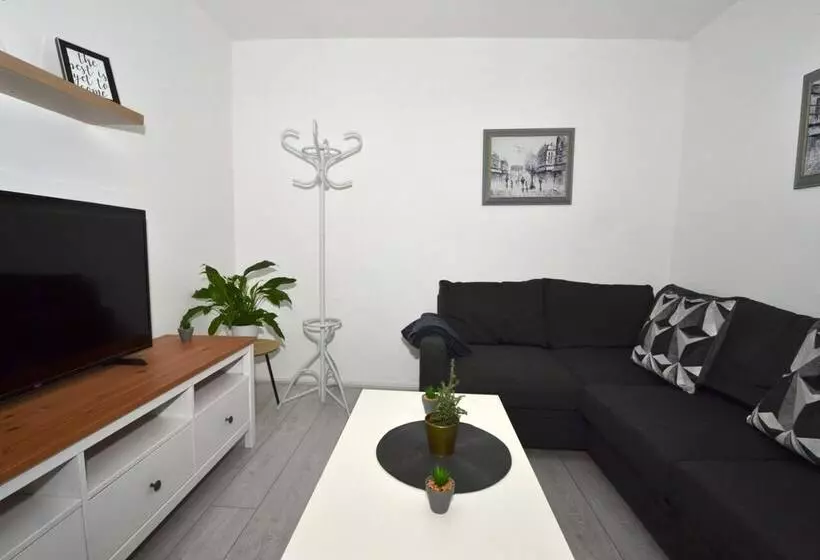 اقامتگاه Charming 5 Bed House In City Center And Car Park