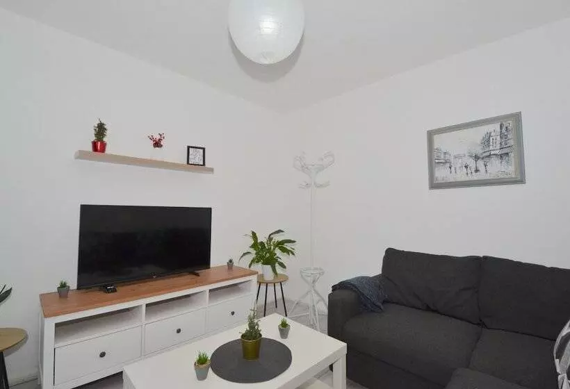 اقامتگاه Charming 5 Bed House In City Center And Car Park
