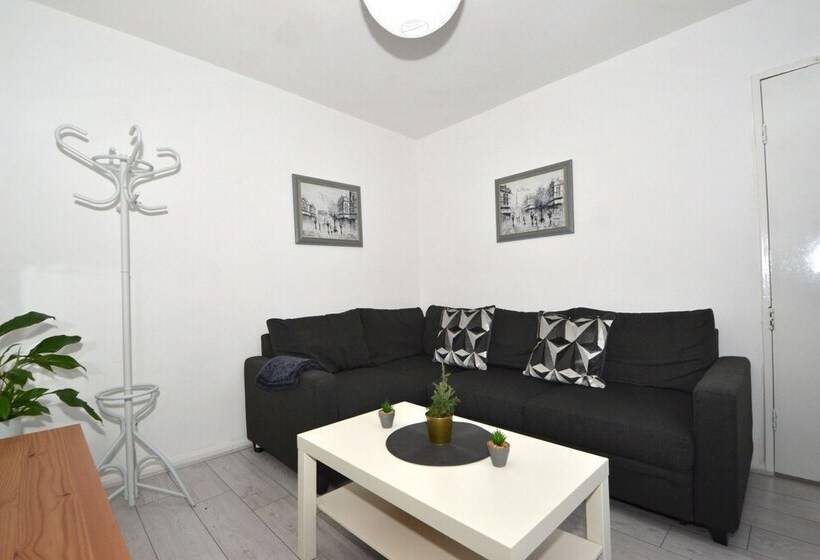 레지던스 Charming 5 Bed House In City Center And Car Park