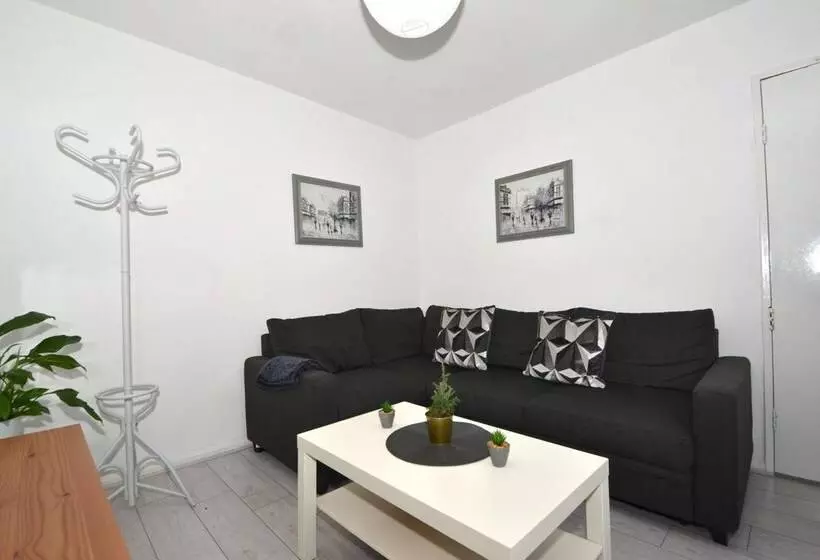 اقامتگاه Charming 5 Bed House In City Center And Car Park