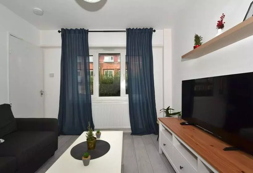اقامتگاه Charming 5 Bed House In City Center And Car Park