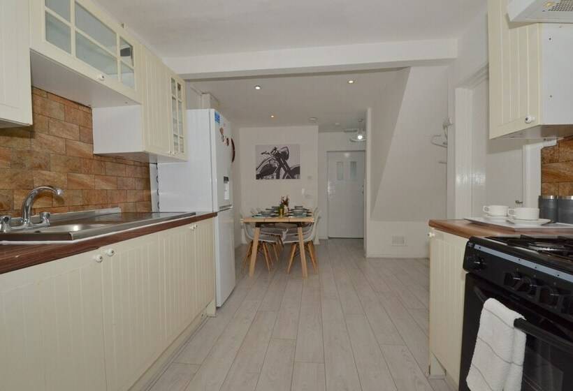 레지던스 Charming 5 Bed House In City Center And Car Park