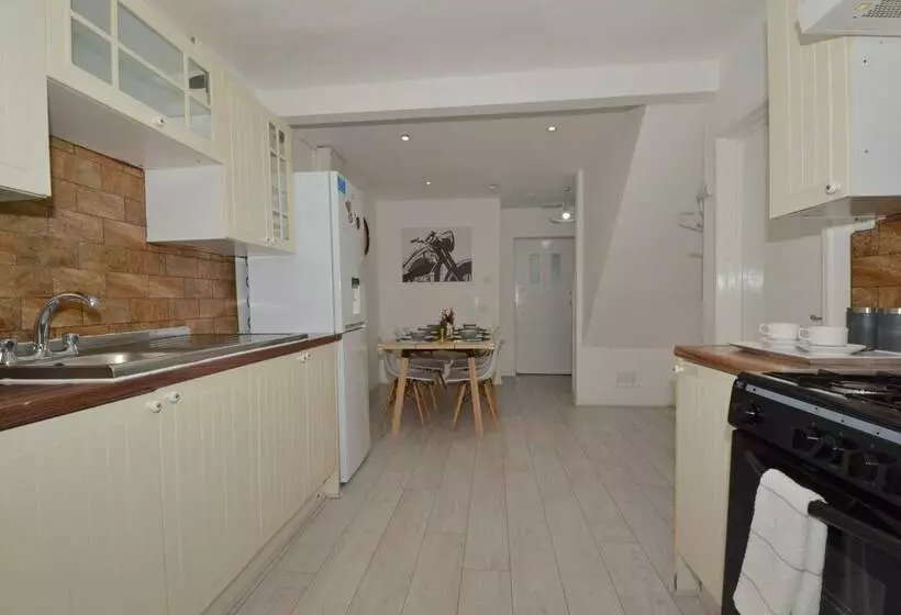 اقامتگاه Charming 5 Bed House In City Center And Car Park