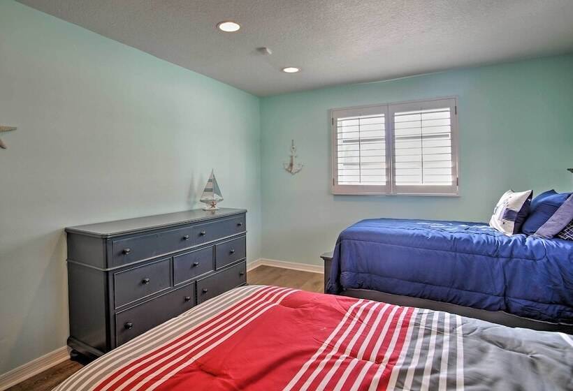 Riviera Beach Home W/ Pool Walk To Beaches!