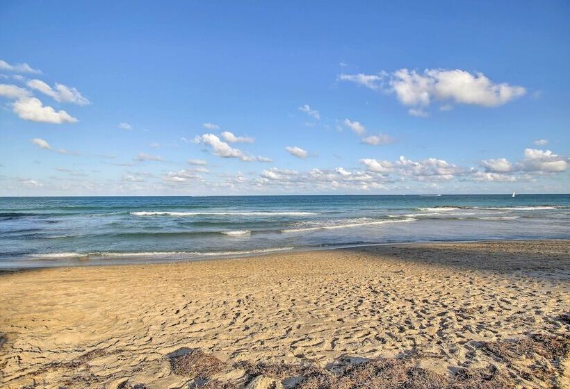 Riviera Beach Home W/ Pool Walk To Beaches!