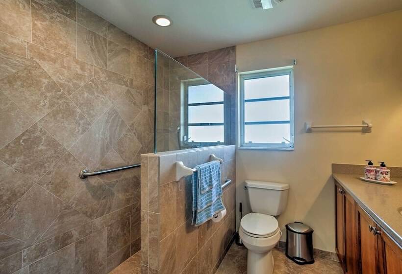 Riviera Beach Home W/ Pool Walk To Beaches!