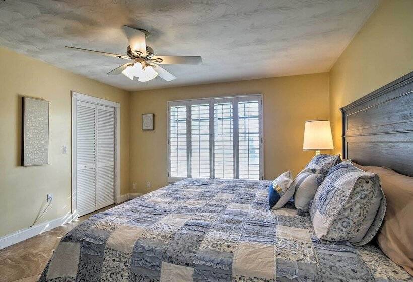 Riviera Beach Home W/ Pool Walk To Beaches!