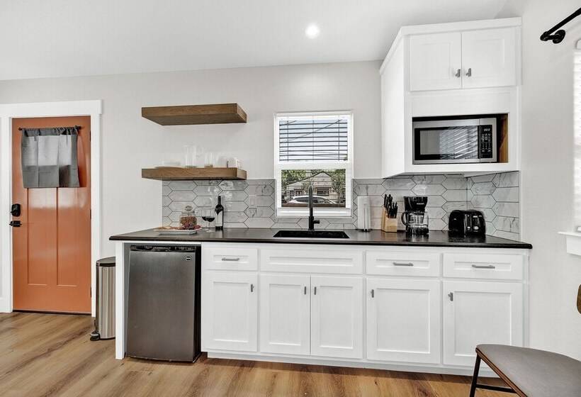 The Grove B Stylish Cottage   Walk To Main