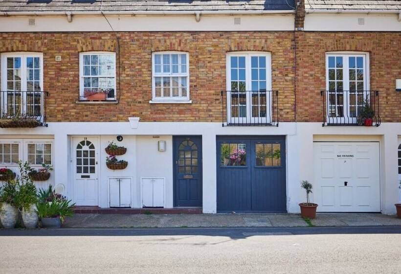 The Holland Park Crib   Classy 2bdr House