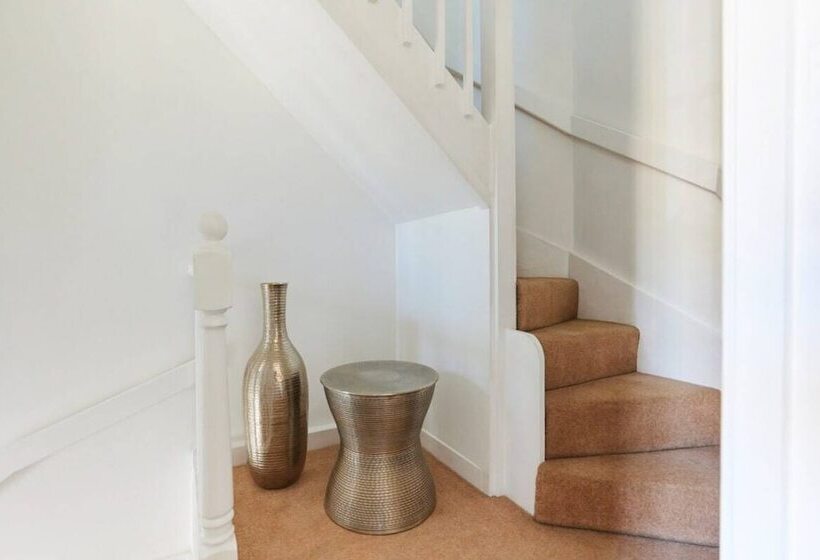 The Holland Park Crib   Classy 2bdr House