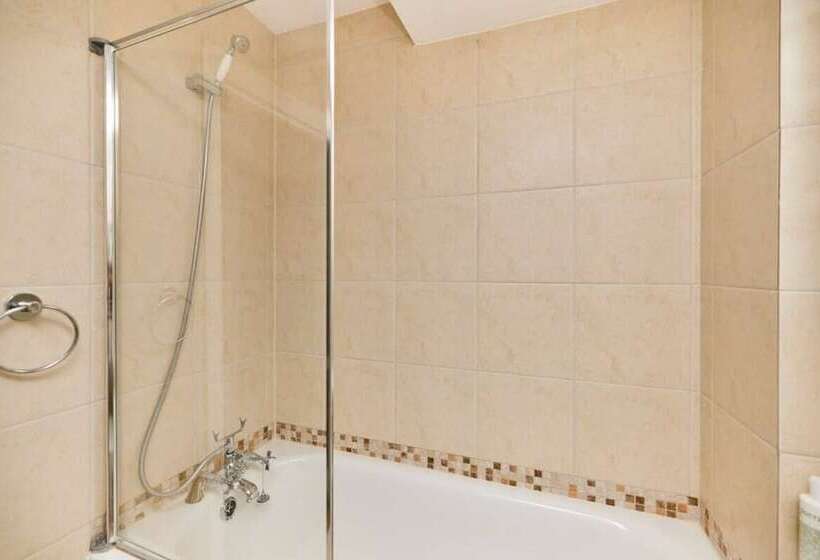 The Holland Park Crib   Classy 2bdr House