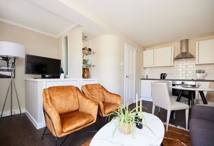 The Holland Park Crib   Classy 2bdr House