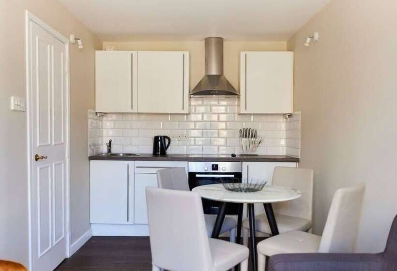 The Holland Park Crib   Classy 2bdr House