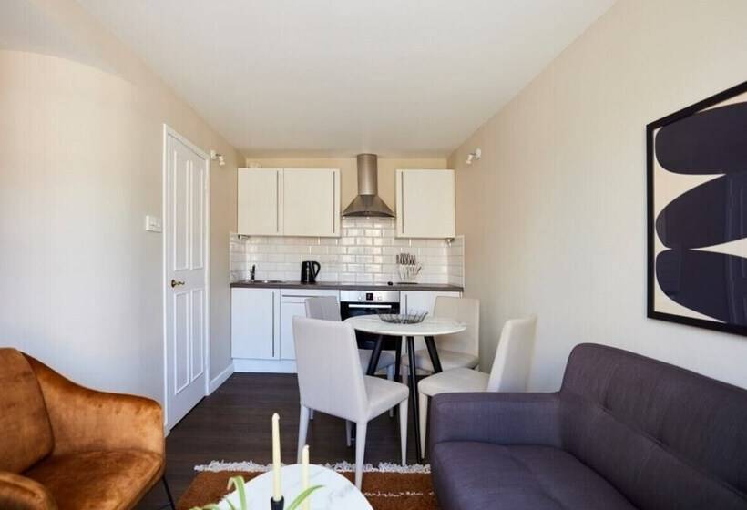 The Holland Park Crib   Classy 2bdr House