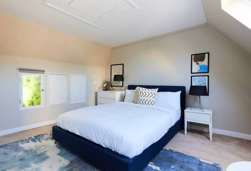 The Holland Park Crib   Classy 2bdr House