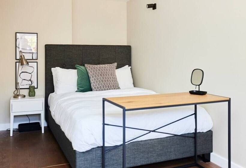 The Holland Park Crib   Classy 2bdr House