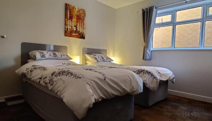 مبيت وإفطار Aaron Lodge Guest House