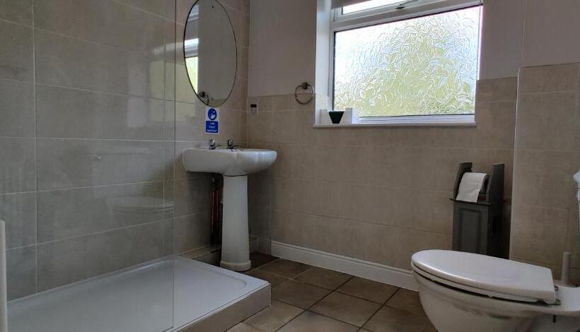 مبيت وإفطار Aaron Lodge Guest House