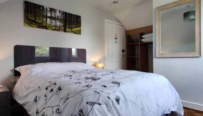 مبيت وإفطار Aaron Lodge Guest House