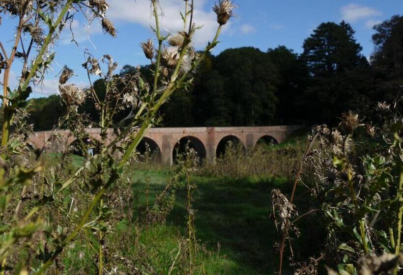 פונדק The Red Lion