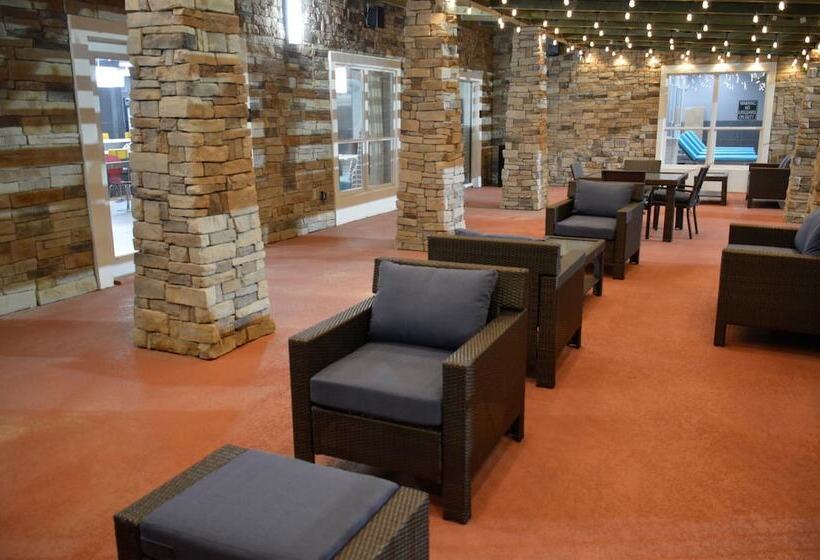 בית מלון כפרי Del Mar Airport Inn & Suites