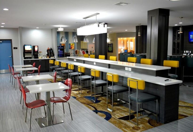 בית מלון כפרי Del Mar Airport Inn & Suites