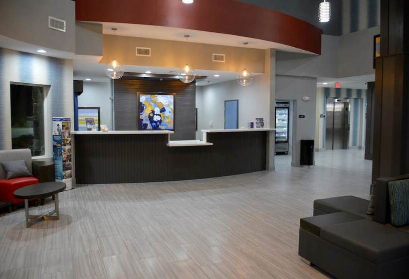 בית מלון כפרי Del Mar Airport Inn & Suites