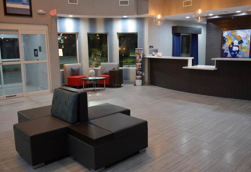 בית מלון כפרי Del Mar Airport Inn & Suites