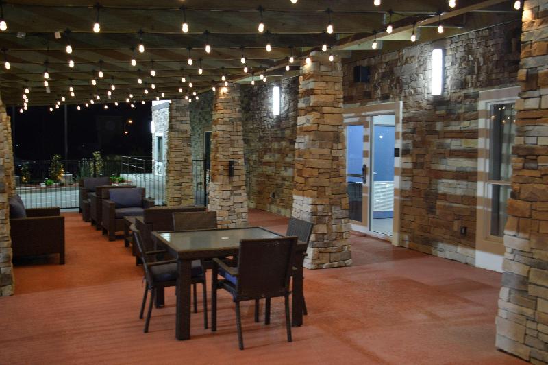 בית מלון כפרי Del Mar Airport Inn & Suites