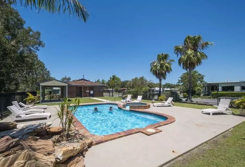 هتل Yamba Waters Holiday Park