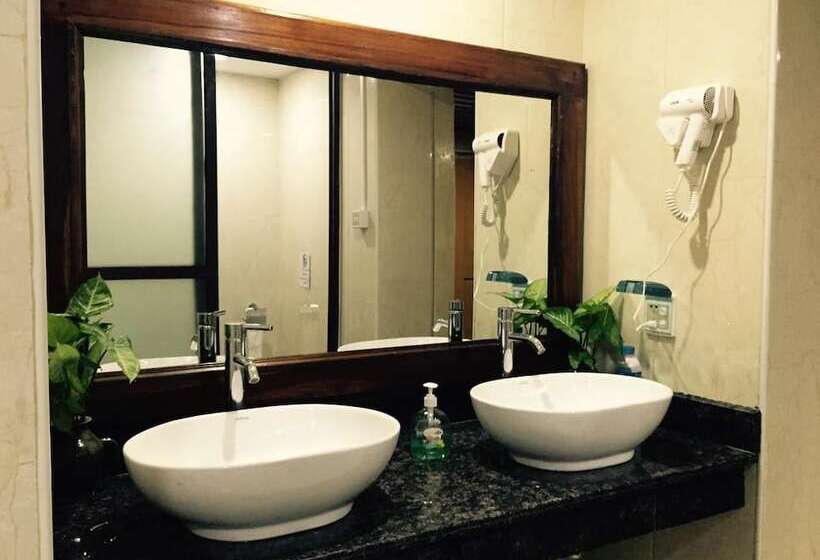 هتل Mr Charles Guest House