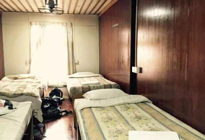 هتل Mr Charles Guest House