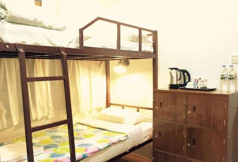 هتل Mr Charles Guest House