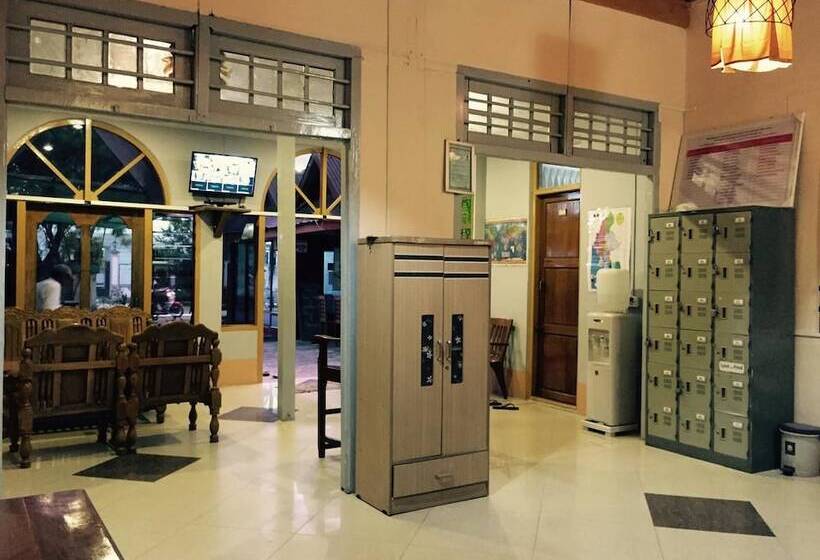 هتل Mr Charles Guest House