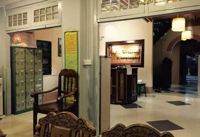 هتل Mr Charles Guest House
